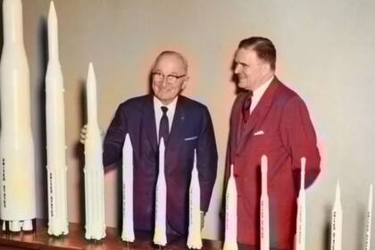 James Webb, presentándole una colección de modelos de cohetes Harry S. Truman, durante una visita presidencial a la NASA