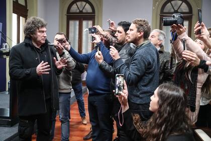 Javier Milei, con periodistas, en la Casa Rosada, antes de la conferencia de prensa de su vocero