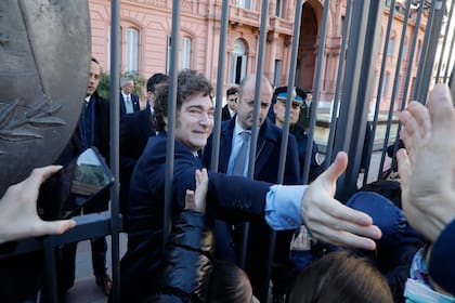 Javier Milei saludó a un grupo de personas que lo esperó en el ingreso de la Casa Rosada