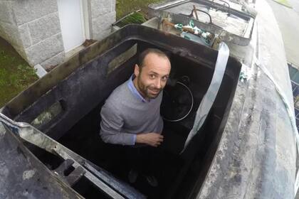 Javier Romero visitando el narcosubmarino para uno de los reportajes en su periódico, La Voz de Galicia.