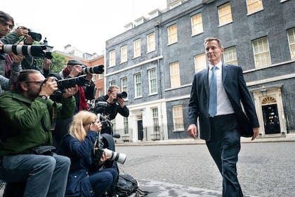 Jeremy Hunt abandona la residencia oficial de la primera ministra británica, en el 10 de Downing Street, en Londres, tras ser nombrado secretario del Tesoro tras la renuncia de Kwasi Kwarteng, el 14 de octubre de 2022. (Stefan Rousseau/PA via AP)