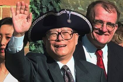 El presidente chino, Jiang Zemin, saluda a la multitud después de recibir un tricornio colonial cuando llega al Palacio del Gobernador en Williamsburg, Virginia, el 28 de octubre de 1997