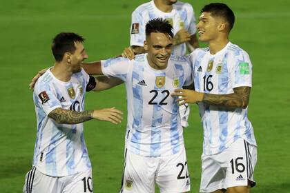 Joaquín Correa (derecha) celebra tras marcar el segundo gol de Argentina, junto a Lautaro Martínez (centro) y Lionel Messi, para la victoria 3-1 ante Venezuela por las eliminatorias del Mundial, el jueves 2 de septiembre de 2022, en Caracas. (Miguel Gutiérrez, Pool vía AP)