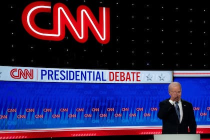 El presidente estadounidense Joe Biden participa en el debate presidencial de CNN contra el candidato presidencial republicano, el ex presidente Donald Trump, en los estudios de CNN el 27 de junio de 2024 en Atlanta