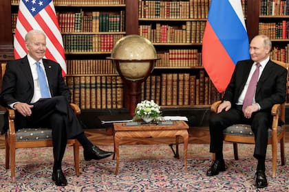 Joe Biden y Vladimir Putin, durante una reunión en Ginebra (archivo)