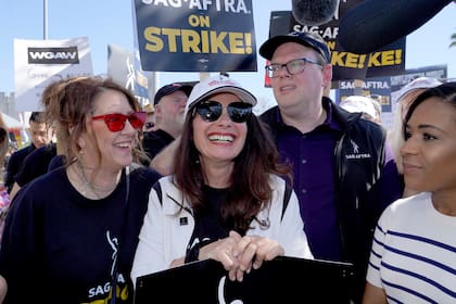 Joely Fisher, Fran Drescher y Duncan Crabtree-Ireland, durante la huelga de actores de julio de 2023, en Los Angeles (AP Photo/Chris Pizzello)