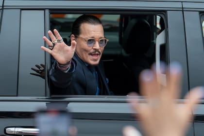 Johnny Depp saluda a sus seguidores al salir del Tribunal del Condado de Fairfax, una semana antes de conocerse el veredicto: el actor no estuvo presente en la lectura del fallo, por encontrarse en el Reino Unido