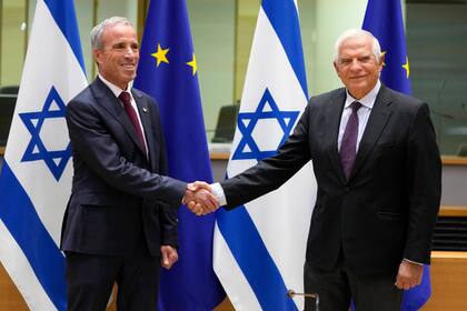 Josep Borrell, derecha, jefe de política exterior de la Unión Europea, recibe al ministro de Inteligencia israelí Elazar Stern antes de una reunión del Consejo de Asociación UE-Israel en Bruselas, el lunes 3 de octubre de 2022. (AP Foto/Virginia Mayo)