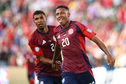 Josimar Alcócer celebra su gol, el segundo de Costa Rica; al equipo centroamericano el triunfo no le alcanzó para seguir en carrera