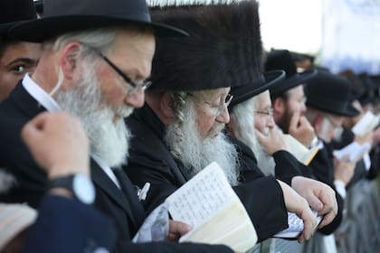 Judíos ultraortodoxos en una celebración en Israel