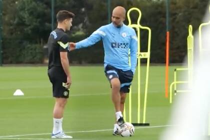 Julián Álvarez y Pep Guardiola, un mano a mano en el entrenamiento de Manchester City