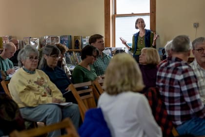 Julie Bomengen habla durante la reunión anual municipal para abogar por un extra de 500 dólares en el presupuesto de la ciudad para el programa de intercambio de alimentos de la comunidad de Lamoille, martes, 5 de marzo de 2024 en Elmore, Vermont. (AP Foto/David Goldman)