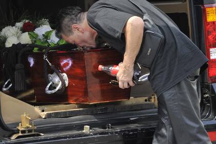 Julio "Chino" Fernández despide a su esposa, Camila Perissé. Los restos de la actriz descansan en el Cementerio de Chacarita