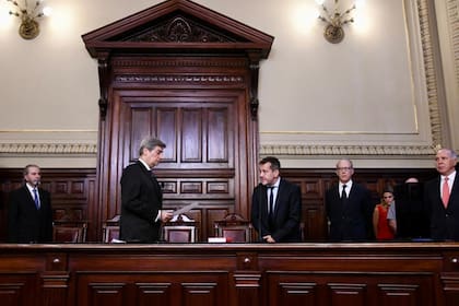 El presidente de la Corte Suprema, Horacio Rosatti, le toma juramento al senador Mariano Recalde