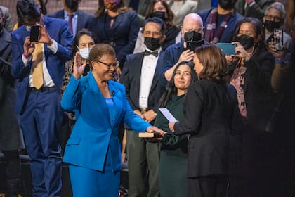 Karen Bass, a la izquierda, es juramentada por la vicepresidenta Kamala Harris como alcaldesa de Los Ángeles, el domingo 11 de diciembre de 2022, en Los Ángeles. (AP Foto/Damian Dovarganes)