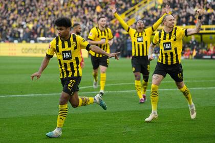 Karim Adeyemi del Borussia Dortmund celebra tras anotar el segundo gol de su equipo en el encuentro ante el Freiburg en la Bundesliga el sábado 4 de febrero del 2023. (AP Foto/Martin Meissner)