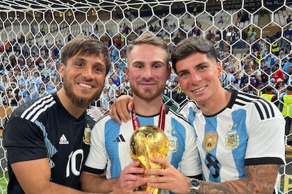 Kevin, Alexis y Francis Mac Allister con la Copa del Mundo