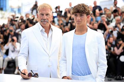 Kevin Costner y su hijo Hayes, durante la sesión de fotos de la alfombra roja de Cannes, donde el joven debutó como actor en la gran pantalla