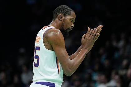 Kevin Durant, de los Suns de Phoenix, celebra después de anotar en la primera mitad del partido ante los Hornets de Charlotte, el miércoles 1 de marzo de 2023, en Charlotte, Carolina del Norte. (AP Foto/Chris Carlson)