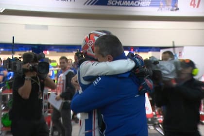 Kevin Magnussen recibe el abrazo de Guenther Steiner, el controvertido director de equipo de Haas