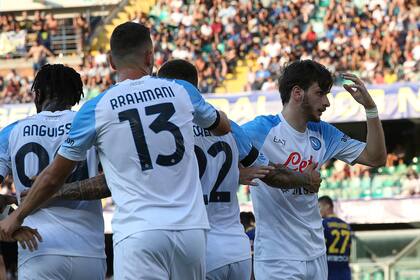 Khvicha Kvaratskhelia (derecha) del Napoli celebra tras marcar un gol ante Verona en la Serie A italiana, el lunes 15 de agosto de 2022. (Paola Garbuio/LaPresse via AP)