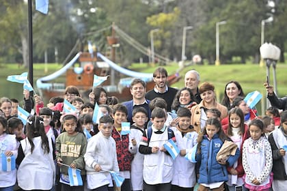 Kicillof con alumnos  en la jura de Bandera.