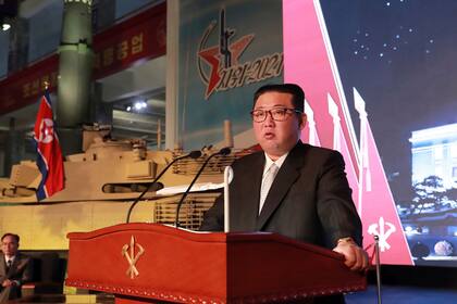 Kim Jong-un habla durante una exhibición de armas en Pyongyang (Archivo)