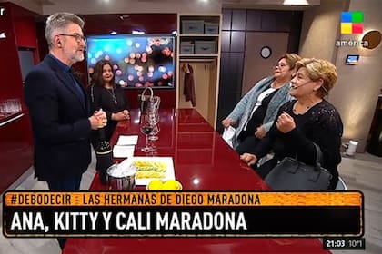Kitty, Ana y Cali, tres de las hermanas de Diego Maradona, junto a Luis Novaresio, en Debo decir