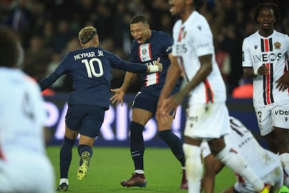 Kylian Mbappé festeja tras anotar el tanto de la victoria del París Saint-Germaine sobre Niza, el sábado 1 de octubre de 2022 (AP Foto/Aurelien Morissard)