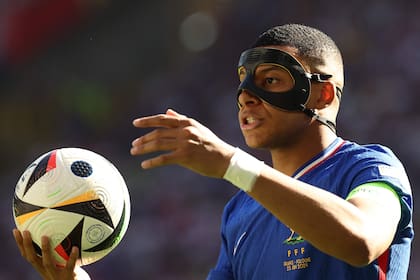 Kylian Mbappé jugó ante Polonia con una máscara por la lesión que padece en su nariz y volverá a usarla vs. Bélgica