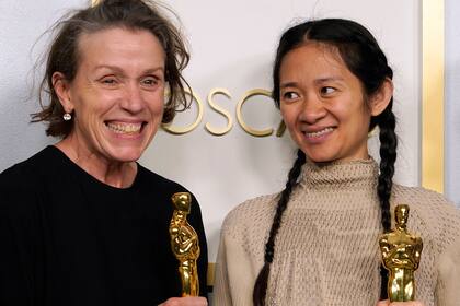 La actriz y productora Frances McDormand junto a la directora Chloé Zhao, las grandes ganadoras de la noche por Nomadland