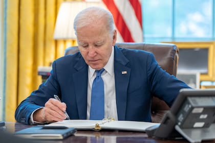 La administración Biden anunció nuevas medidas que ayudarán a ciertos cónyuges e hijos no ciudadanos a solicitar la residencia permanente legal.