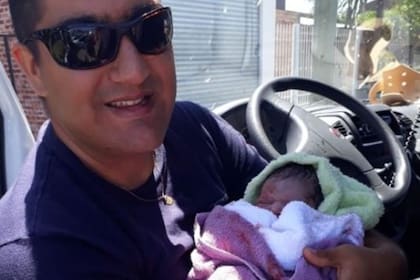 La beba nació en plena autopista porque sus padres no llegaron al hospital. "Le íbamos a poner Renata Autopista" pero de grande nos iba a querer matar, contó su papá, Juan.