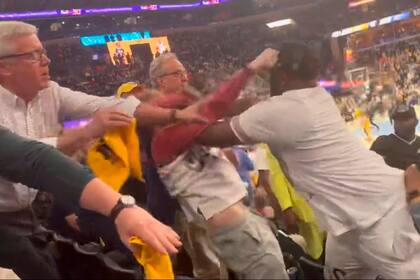 La brutal pelea entre dos fanáticos en el segundo partido entre Lakers y Grizzlies
