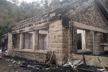 La Cabaña Los Radales, incendiada en Villa Mascardi en agosto último: una muestra del vandalismo