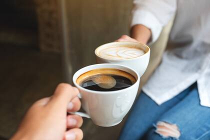 La cafeína actúa contra la sustancia química cerebral adenosina, que ralentiza el ritmo cardíaco y promueve la somnolencia y la relajación