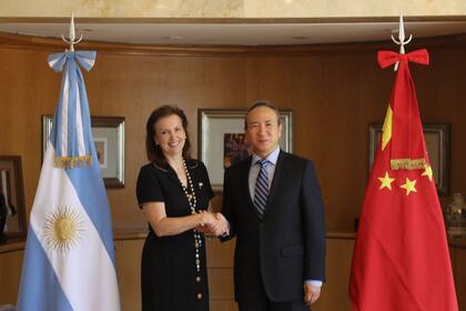 La canciller Diana Mondino y el embajador de China, Wang Wei
