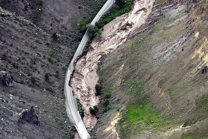 La carretera entre Gardiner y Mammoth, en Montana, queda anegada el lunes 13 de junio de 2022 atrapando a los turistas en Gardiner, mientras las inundaciones dañan las carreteras y los puentes y anegan las casas a lo largo de los ríos de la zona. (Larry Mayer/The Billings Gazette vía AP)