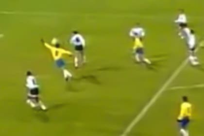 La celebre "mano de Tulio": el delantero brasileño bajó con el brazo y definió, el árbitro no lo vio y Argentina y Brasil fueron a los penales en la Copa América 1995; finalmente, pasó a semifinales la verdeamarelha