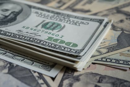 La cotización del dólar oficial si baja el impuesto PAIS