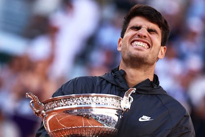 La emoción de Carlos Alcaraz, el nuevo campeón de Roland Garros, sosteniendo la Copa de los Mosqueteros