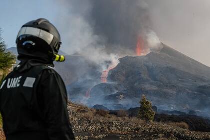 La erupción en el volcán de La Palma continuó este sábado. (Photo by Luismi Ortiz / UME / AFP)