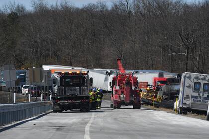La escena después del choque múltiple ocurrido el 28 de marzo del 2022 cerca de condado  Schuylkill en Pensilvania. (Lindsey Shuey/The Republican-Herald via AP)