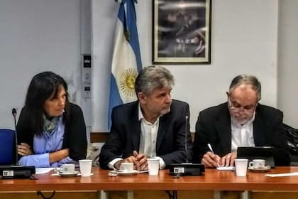 La escritora Claudia Piñeiro, el diputado nacional Daniel Filmus y el escritor Mempo Giardinelli en un debate en defensa del libro argentino
