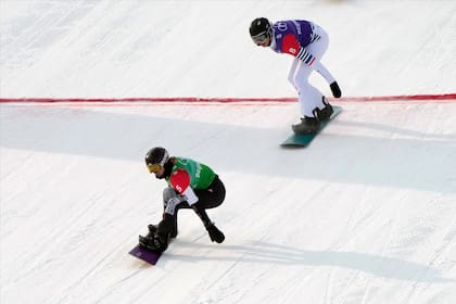 La estadounidense Lindsey Jacobellis, seguida por la francesa Chloe Trespeuch, cruza la línea de meta en la final de cross de snowboard en los Juegos Olímpicos de Invierno, el miércoles 9 de febrero de 2022 en Zhangjiakou, China. (AP Foto/Francisco Seco)