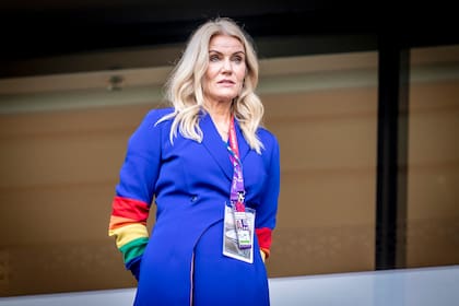 La ex primera ministra de Dinamarca, Helle Thorning-Schmidt, porta los colores del arcoíris en las mangas, antes de un partido del Mundial entre la selección de su país y Túnez, en Doha, el martes 22 de noviembre de 2022 (Mads Claus Rasmussen/Ritzau Scanpix via AP)