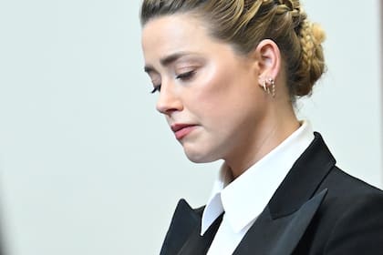 Amber Heard subió al estrado y acusó a su exmarido, Johnny Depp, de abusos y maltratos
