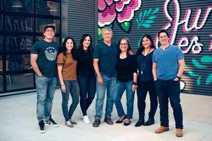 La familia mexicana que decidió iniciar un emprendimiento de snacks saludables y se convirtieron en una empresa de rápido crecimiento