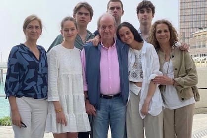La foto de Juan Carlos I con su familia que generó un debate en redes