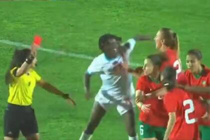 La futbolista de Congo, Ruth Kipoyi, le pega a una rival luego de ser expulsada